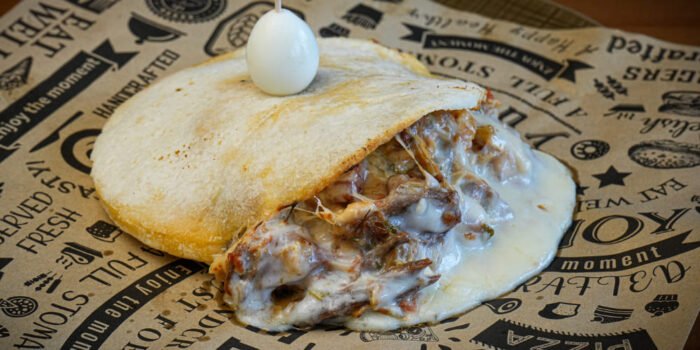 AREPA CON TODO (Carne, Pollo,Chicharron, Queso y Maiz)