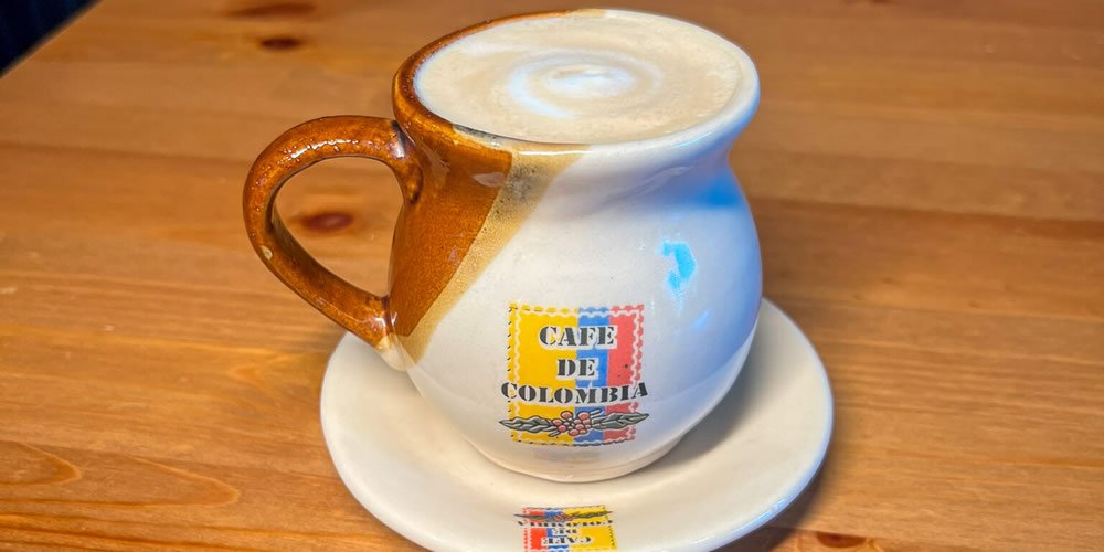 CAFÉ GRANDE CON LECHE Y CREMA