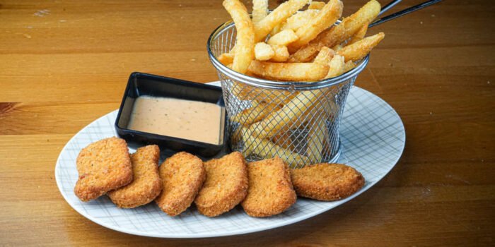 NUGGETS (6) Y PAPAS FRITAS