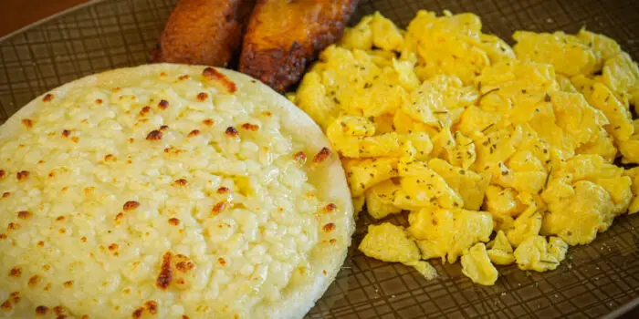 SCRAMBLED EGGS AND CORN CAKE WITH CHEESE